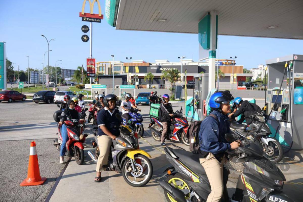 SEBAHAGIAN penunggang motosikal yang menunggu untuk pengisian petrol percuma. FOTO ihsan Yayasan KUIS