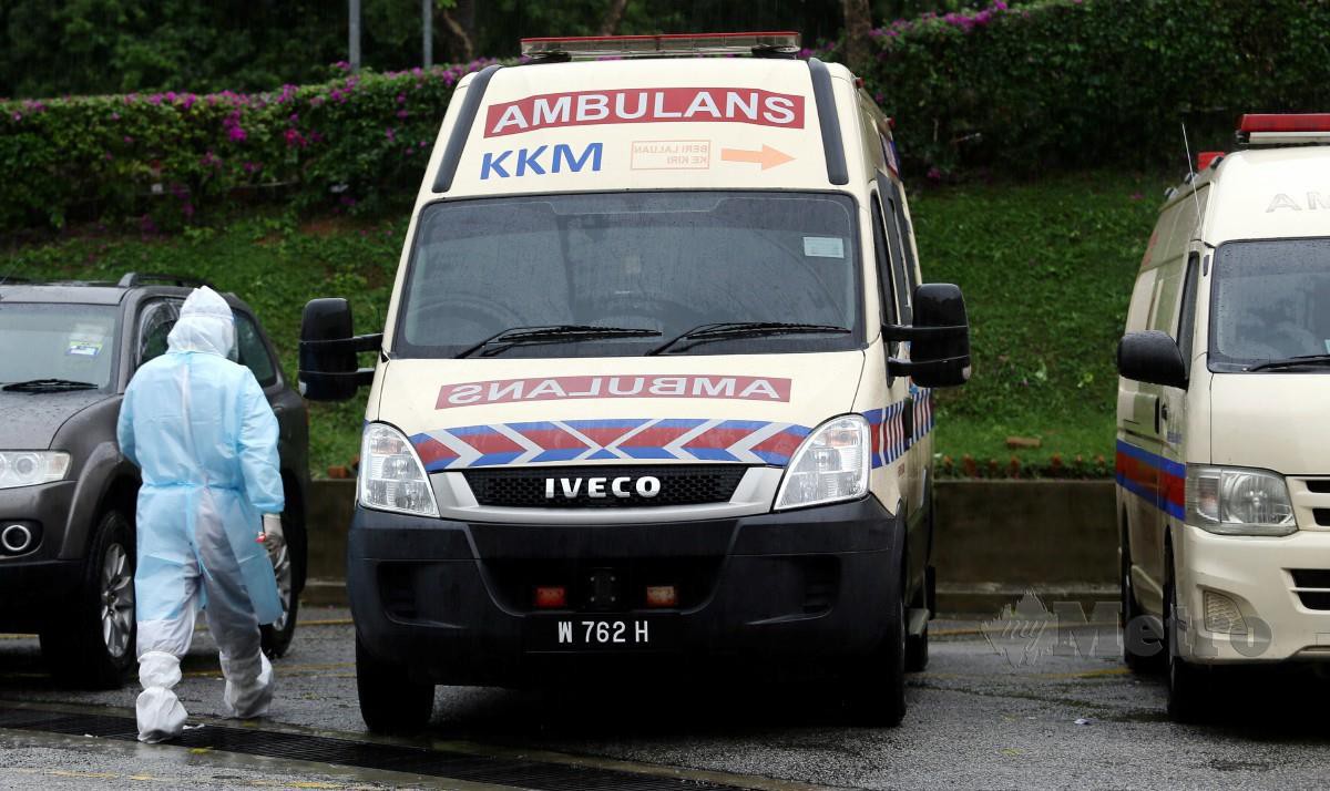 Pemandu ambulan, Jabatan Kecemasan Hospital Putrajaya bersiap sedia mengambil pesakit Covid-19 untuk dibawa ke Hospital Putrajaya. FOTO MOHD FADLI HAMZAH