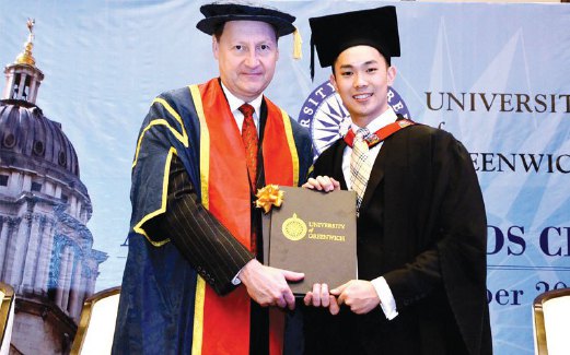 SNOWDEN (kiri) menyampaikan Ijazah Sarjana Muda Perakaunan (Kepujian) kepada pelajar terbaik, Lim