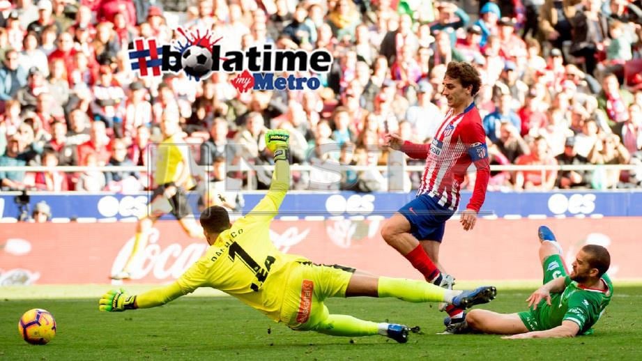 Griezmann (tengah) menjaringkan gol menentang Alaves. FOTO AFP 