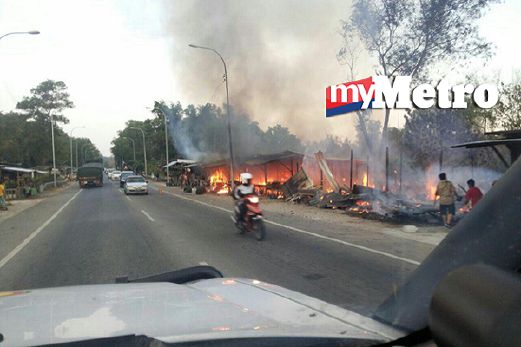 TIGA gerai menjual puding kelapa dan kelapa muda musnah terbakar di tepi jalan Kampung Salut, Jalan Sulaman, Tuaran. FOTO ihsan bomba