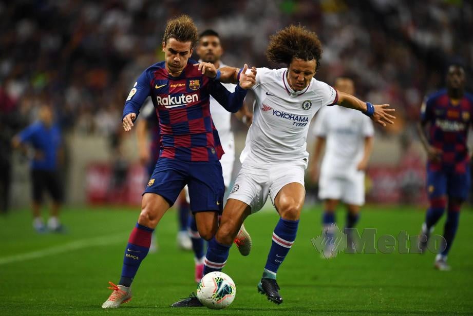 GRIEZMANN (kiri) berebut bola dengan pertahanan Chelsea, David Luiz pada aksi persahabatan pramusim di Saitama, malam tadi. — FOTO AFP