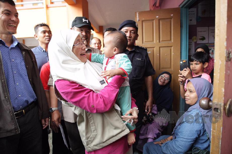 DR Wan Azizah melawat mangsa banjir di PPS SK Gual Tinggi. FOTO Fathil Asri 