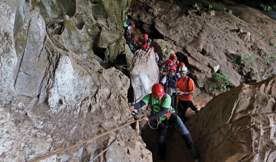 PESERTA meneroka gua menggunakan sistem via seratta yang disediakan oleh pengurusan Gua Damai.