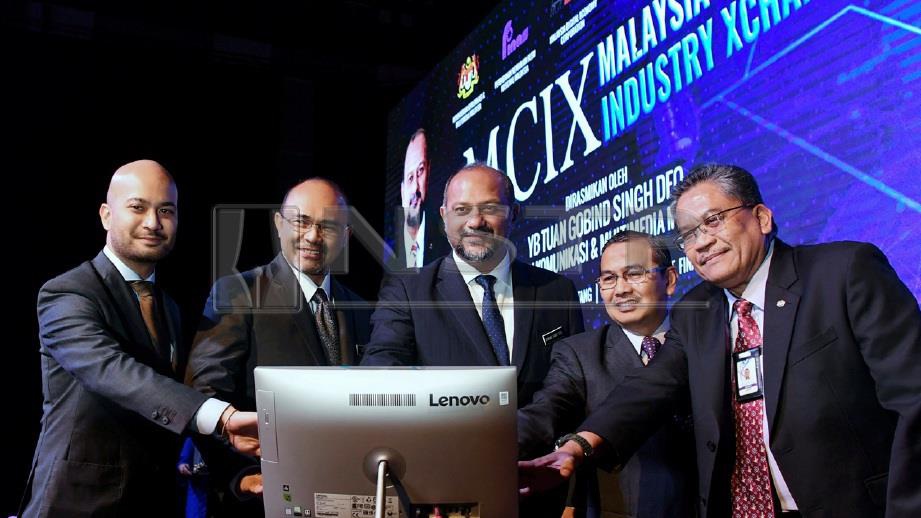 Gobind (tengah) bersama Samsuni (dua, kanan), Timbalan Pengerusi Finas Affendy Ali Dally (kiri), Pemangku Ketua Pengarah Finas Shakib Ahmad Shakir (dua,kiri) dan Pemangku Ketua Pegawai Eksekutif Pertubuhan Berita Nasional Malaysia (Bernama) Datuk Zakaria Abdul Wahab (kanan). FOTO BERNAMA  
