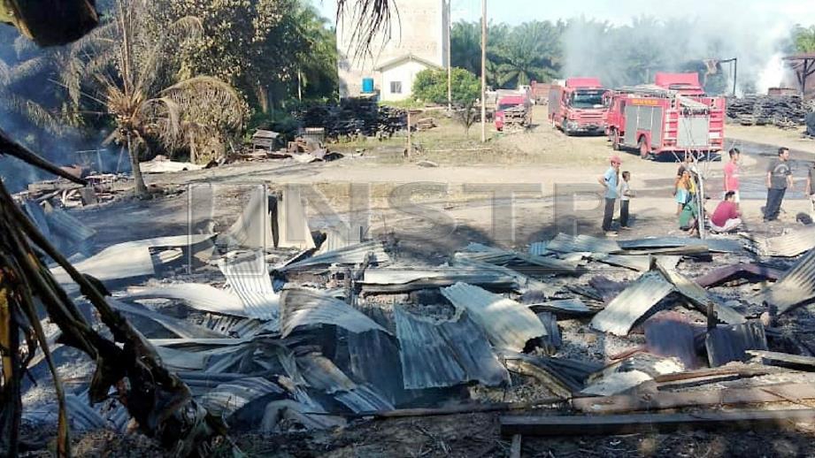 Gudang dan rumah kongsi yang musnah dalam kebakaran di Tawau. FOTO Abdul Rahemang Taiming