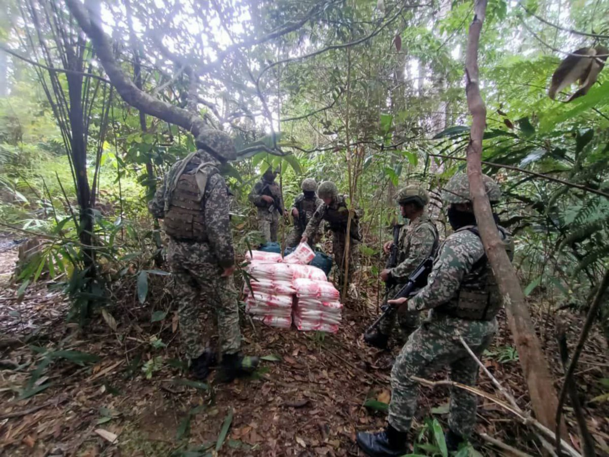 ANGGOTA tentera memeriksa gula yang ditemui di dalam hutan di Kampung Punang, Ba'kelalan yang disyaki cuba diseludup ke negara jiran. FOTO Ihsan MKPMTTD