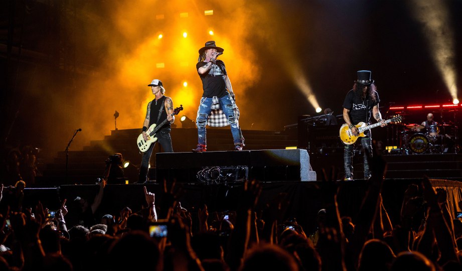 AXL (tengah), Duff (kiri) dan Slash kembali bergabung selepas 23 tahun.