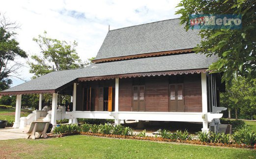 BANGLO bercirikan rumah tradisional Melayu Melaka.