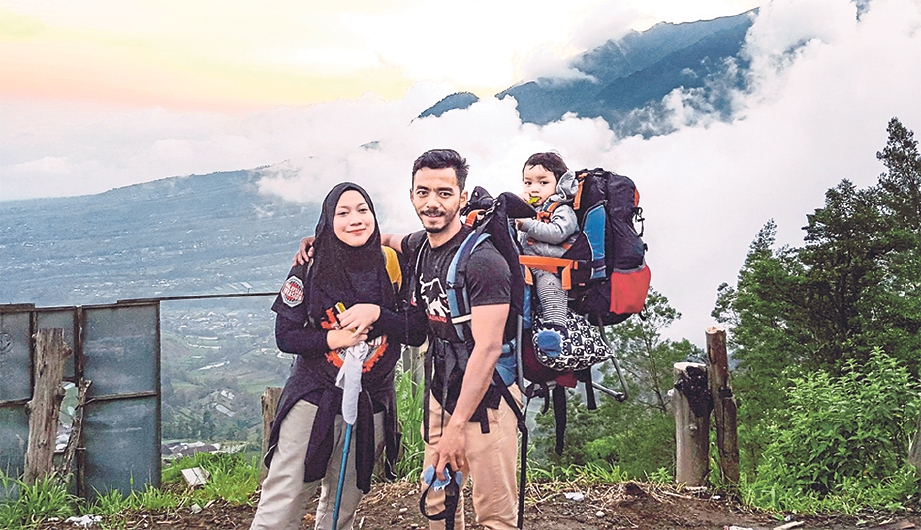 NOAH ketika mengikuti aktviti mendaki gunung bersama ibu bapanya di Indonesia.