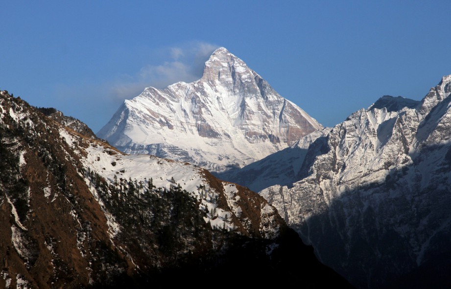 BEBERAPA mayat ditemui di gunung Nanda Devi. FOTO/REUTERS 