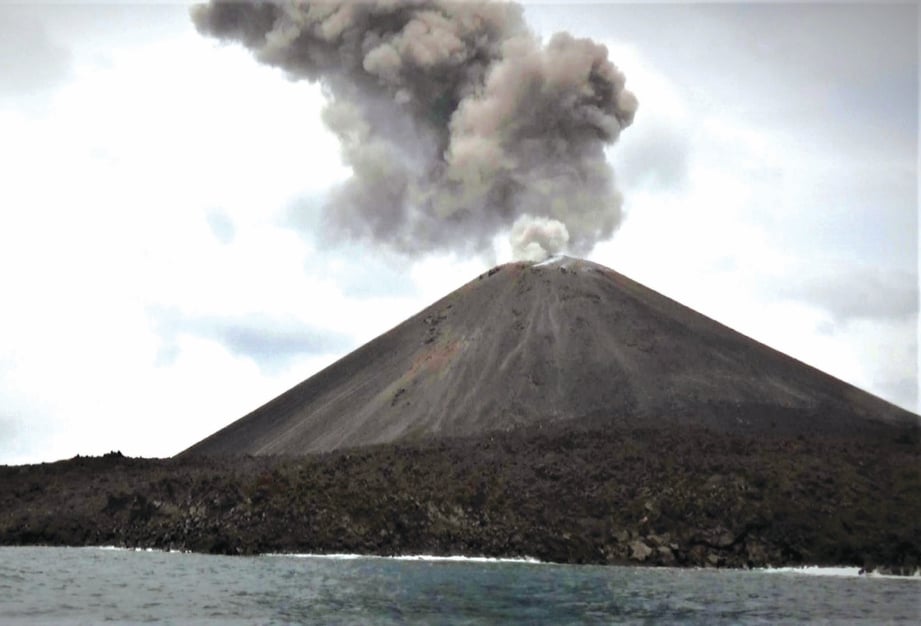 GUMPALAN awan menyembur saat terjadi letusan Gunung Anak Krakatau (GAK) di Selat Sunda, Banten, pada 10/12/2018. FOTO/AFP 