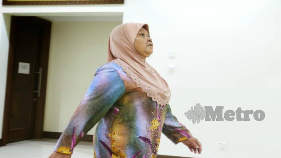 Margreth@Majidah ketika hadir ke Mahkamah Sesyen Khas Rasuah Kota Kinabalu hari ini. Foto Khairull Azry Bidin