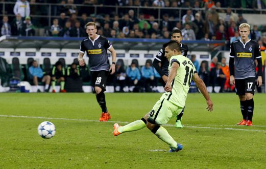 Aguero menyudahkan sepakan penalti kemenangan 2-1 The Citizens di Monchengladbach. - Pix Reuters