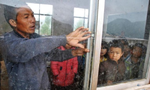 KERANA pengorbanan Bihua, kanak-kanak di kampung itu tidak perlu berjalan kaki selama dua jam untuk ke sekolah yang paling hampir.