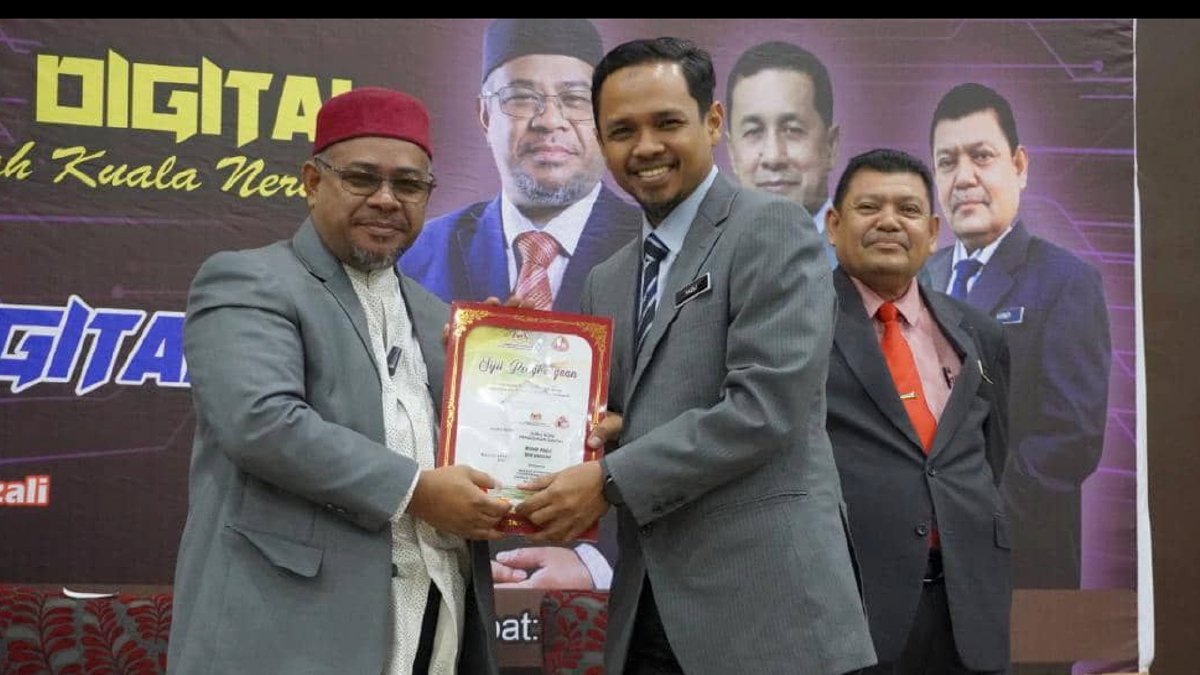 MUHD Fazli (tengah) menerima Anugerah Guru Ikon Pendidikan Digital daripada Mohd Khairuddin. FOTO Ihsan PPDKN
