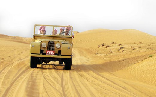 MELAKUKAN aktiviti di padang pasir menjadi impian pelancong di seluruh dunia.