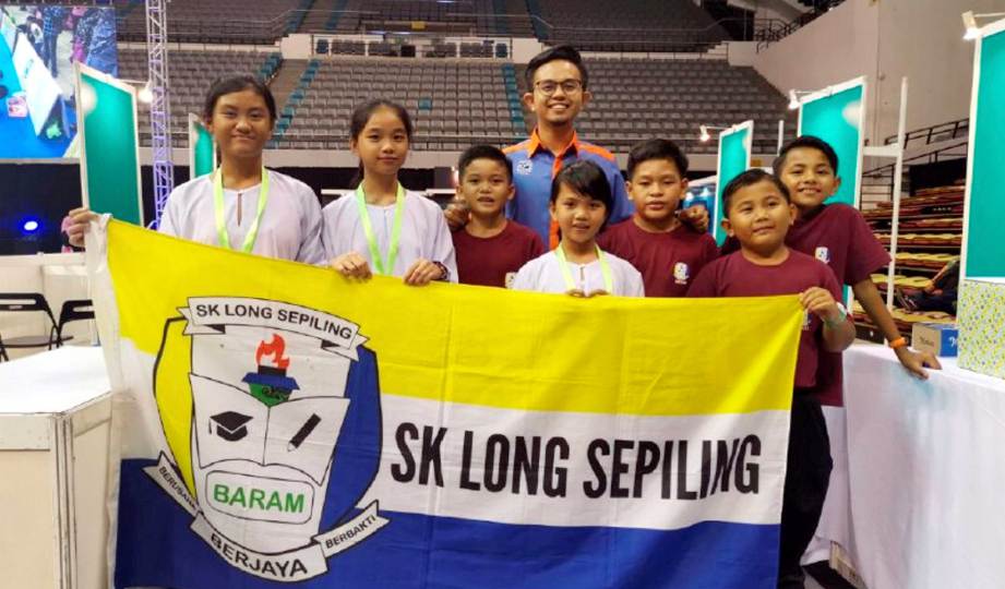 MUHAMMAD Saffuan bersama anak muridnya yang terpilih mewakili Malaysia di Tokyo, Jepun dalam pertandingan Kid Witness News peringkat antarabangsa. 