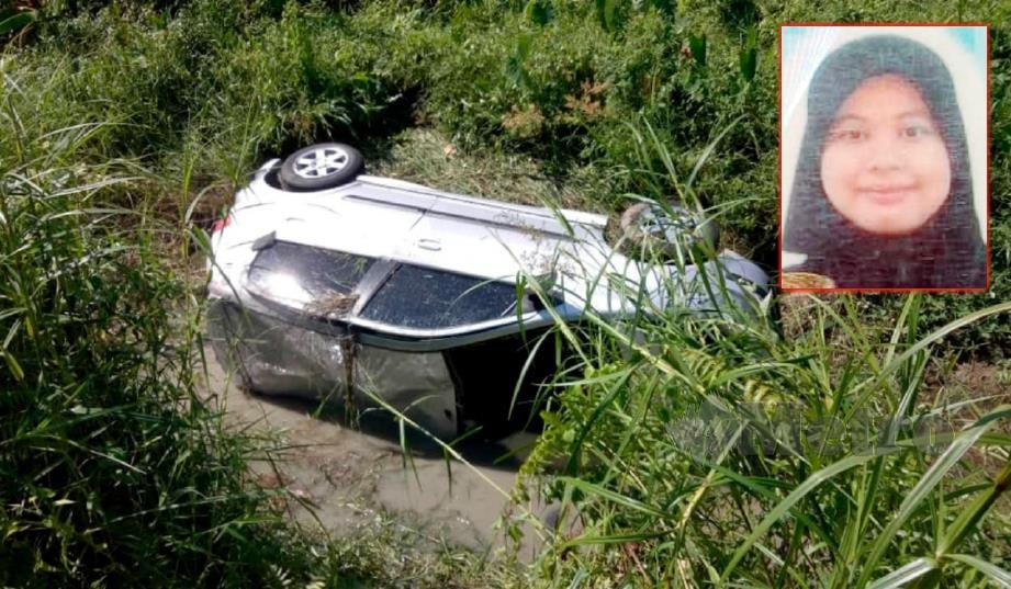 MPV Hyundai Matrix dipandu Ainul Khaliza (gambar kecil) terbabas ke dalam parit menyebabkan mangsa meninggal dunia dalam kemalangan di Kilometer 32, Jalan Kota Samarahan-Sadong Jaya, Kota Samarahan, hari ini. FOTO ihsan polis.