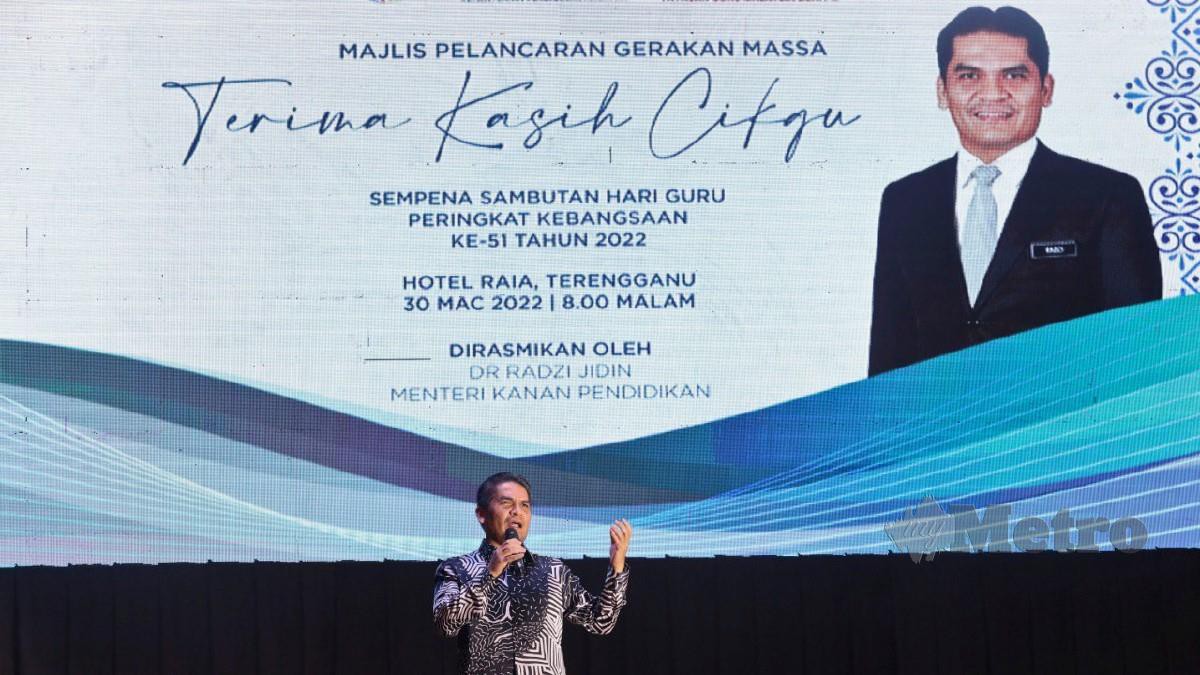 Dr Radzi berucap di majlis perasmian Pelancaran Gerakan Massa Terima Kasih Cikgu Sempena Sambutan Hari Guru Peringkat Kebangsaan ke-51 Tahun 2022 di Kuala Nerus malam tadi. Foto Ghazali Kori 