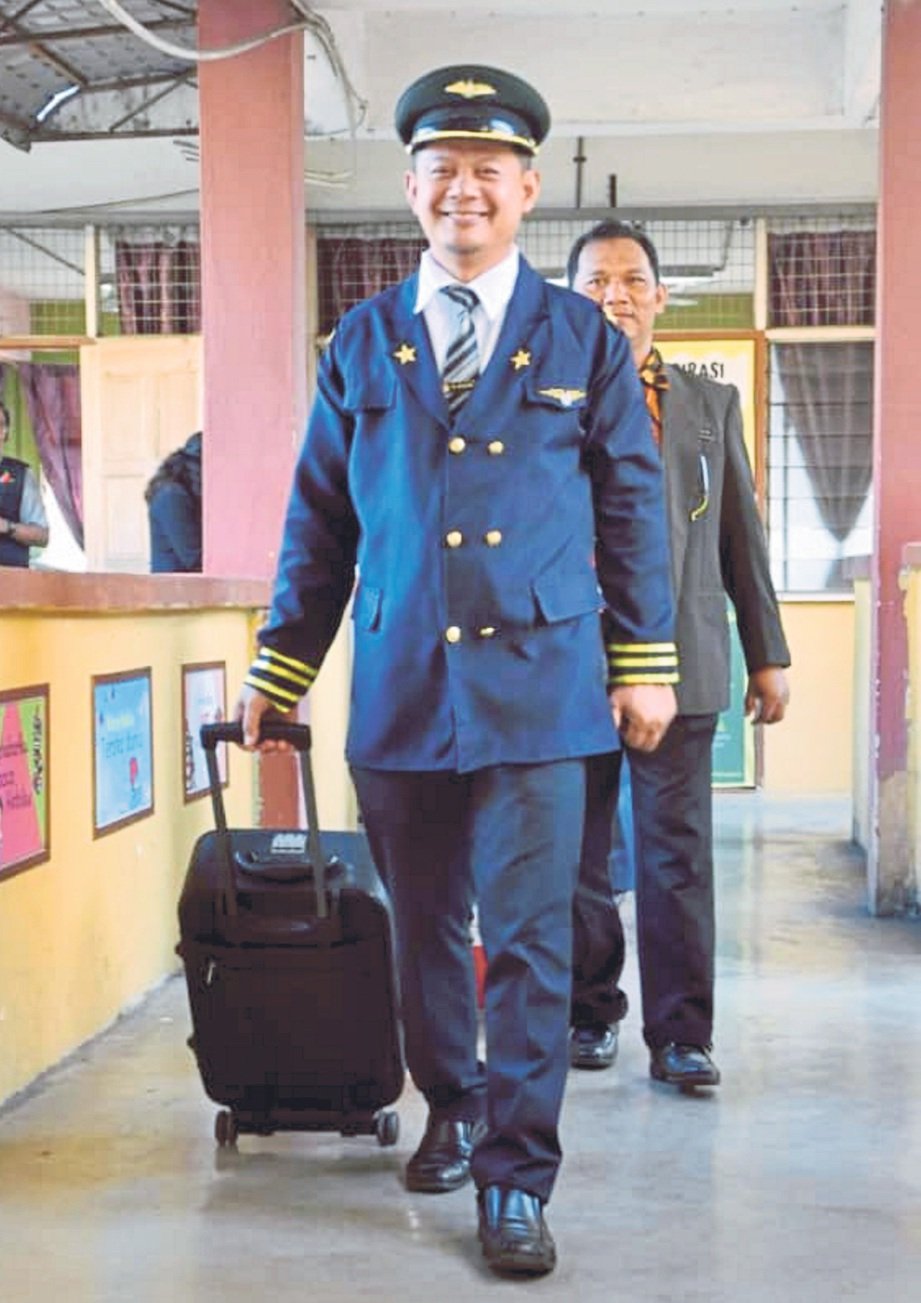 M KHALIMI memakai pakaian bertemakan juruterbang semasa Hari Guru sekolahnya. 