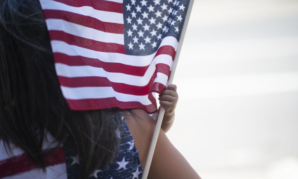 KANAK-KANAK memegang bendera AS ketika melihat perarakan 4 Julai sempena hari kemerdekaan di Pottstown, Pennsylvania. FOTO AFP.
