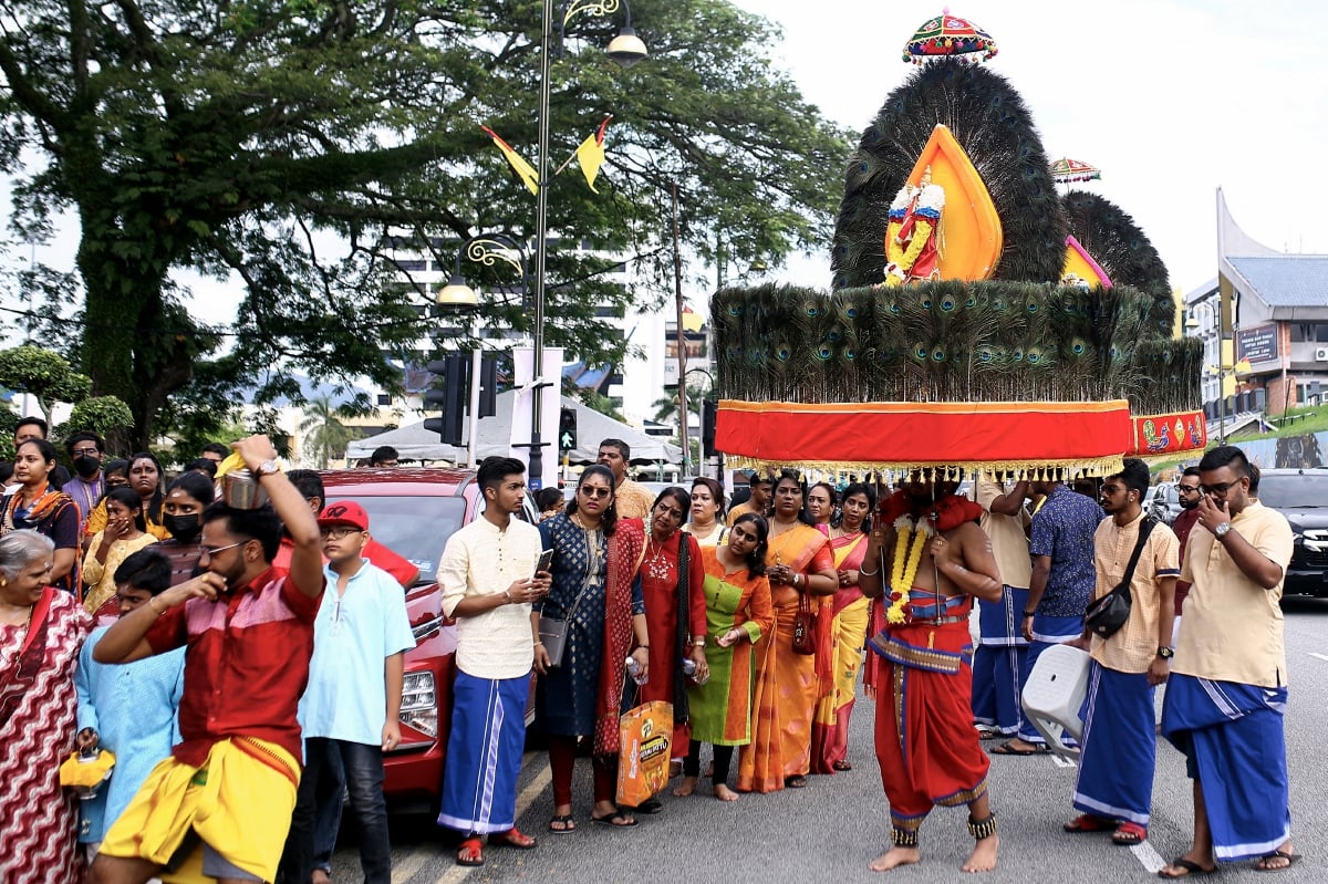 Penganut agama Hindu membawa kavadi bagi upacara keagamaan ketika berarak sempena sambutan Thaipusam di Kuil Sri Balathandayuthapani, hari ini. FOTO BERNAMA