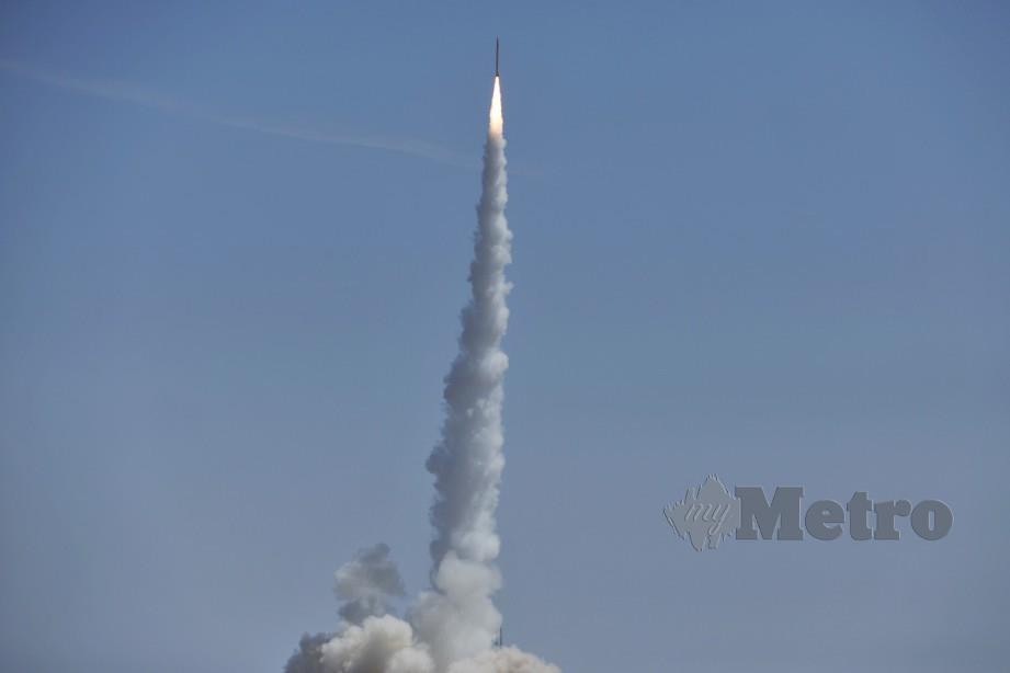 CHINA lancar roket pertamannya, Smart Dragon-1 untuk kegunaan komersial. -Foto Reuters