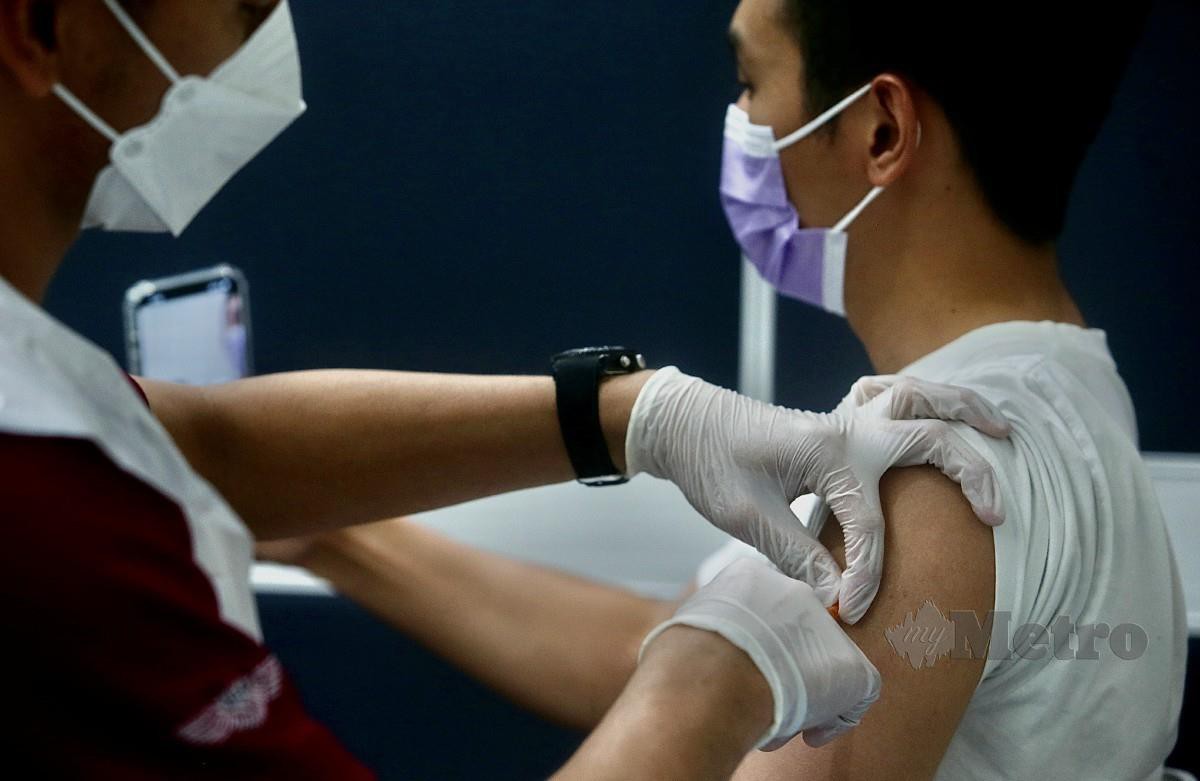 ORANG awam menerima suntikan vaksin dos penggalak ketika tinjauan di Lembah Klang. FOTO Azhar Ramli.