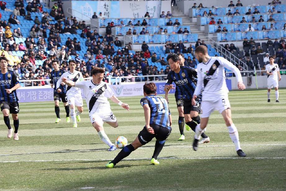 GYEONGNAM (baju putih) kalah di tangan Incheon United sebelum hadir ke Johor Bahru. — FOTO Instagram Gyeongnam FC