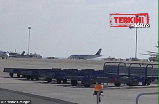 Gambar terkini menunjukkan pesawat Airbus 320 EgyptAir yang berada di landasan lapangan terbang Larnaca, Cyprus. 