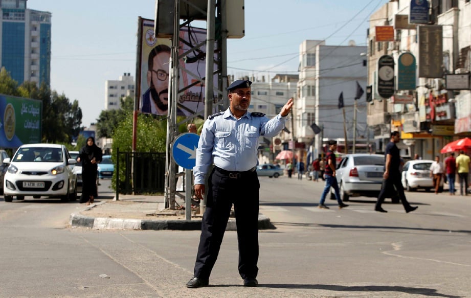 Anggota polis Hamas mengawal lalu lintas di Gaza. - Foto REUTERS