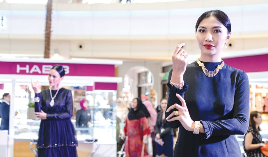 MODEL menggayakan koleksi Kumpulan Habib pada Pameran dan Jualan di The Curve Damansara. 