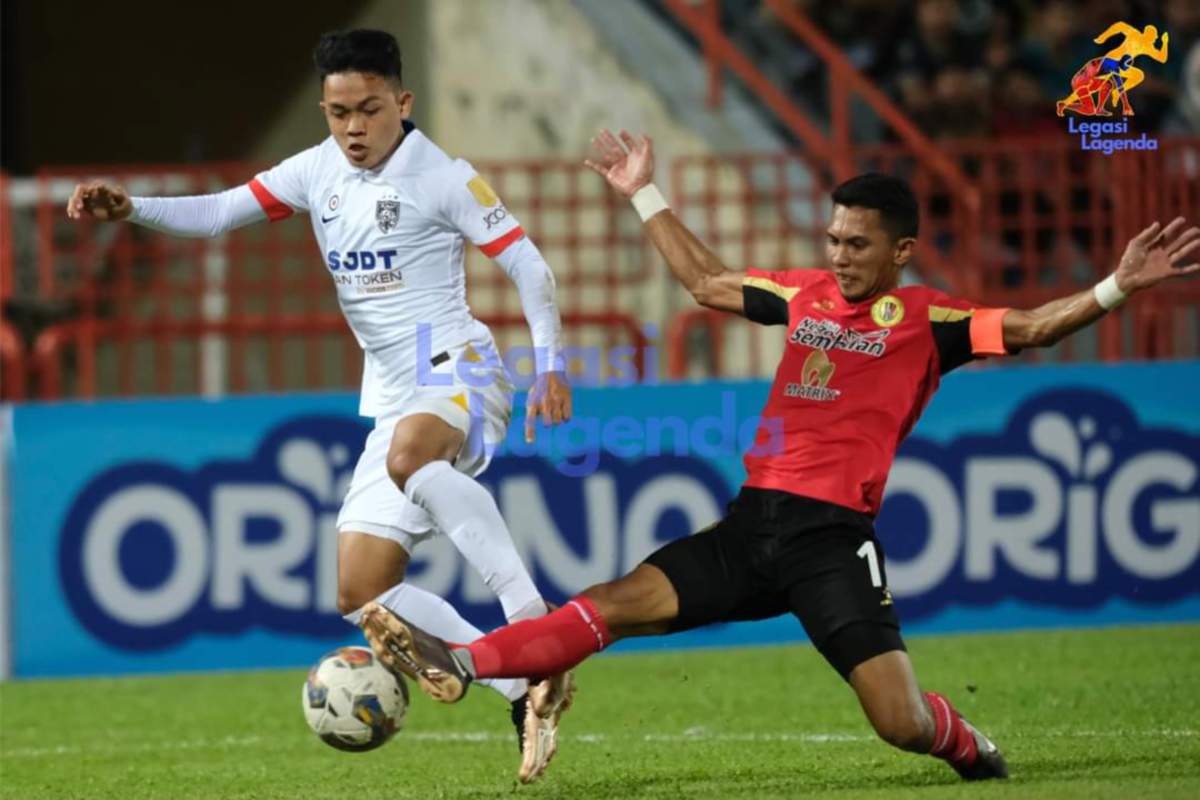 NASRULLAH Hanif (kanan) tuntut rakan sepasukan gandakan usaha bagi memburu kemenangan ke atas Penang FC. -FOTO Ihsan FB NSFC.