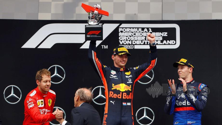 Verstappen (tengah) bersama trofi dengan Vettel (kiri) dan Kvyat (kanan) di atas podium GP Jerman. FOTO REUTERS