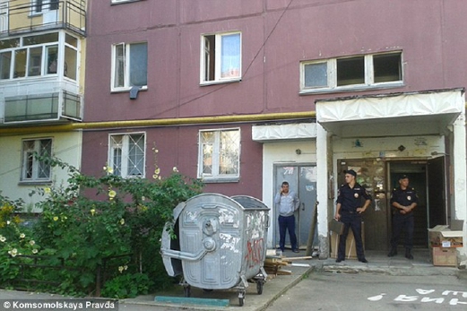 Polis mengawal flet kediaman keluarga Belov di Nizhny Novgorod, kira-kira 500 kilometer di timur Moscow.