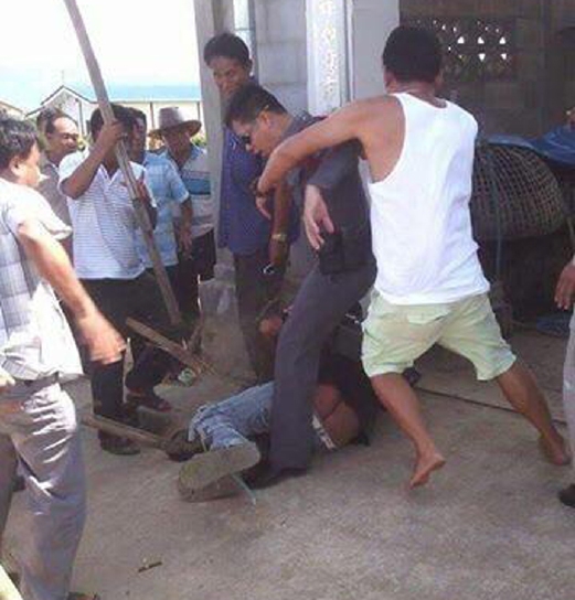 Penduduk membelasah lelaki berusia 24 tahun yang menetak lima kanak-kanak hingga mati sebaik dibawa keluar dari rumahnya oleh polis. - Foto Twitter/@thailandnews