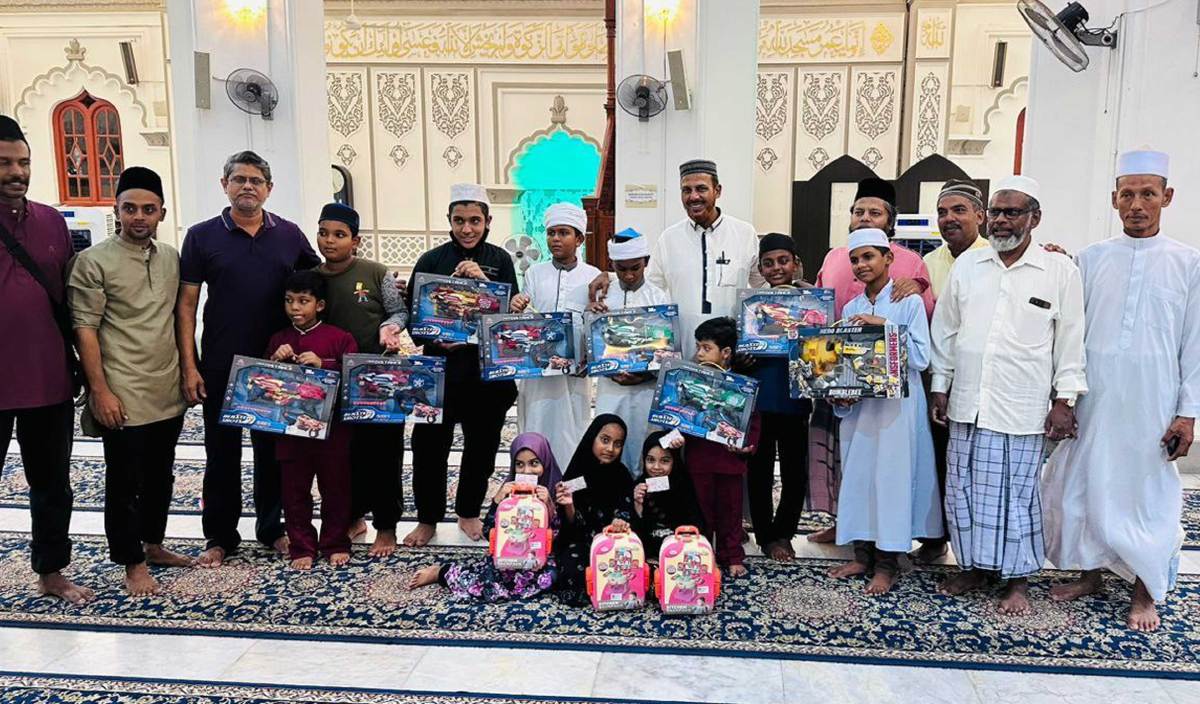 SEBAHAGIAN kanak- kanak yang menerima hadiah istimewa daripada pihak Pengurusan Masjid Kapitan Keling kerana berjaya habiskan solat terawih 20 rakaat pada 10 malam pertama Ramadan. FOTO Ihsan Pengurusan Masjid Kapitan Keling