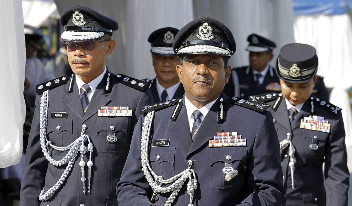HUSSEIN (tengah) hadir pada Majlis Serah Terima Tugas Ketua Polis Daerah Lapangan Terbang Antarabangsa Kuala Lumpur (KLIA). FOTO BERNAMA