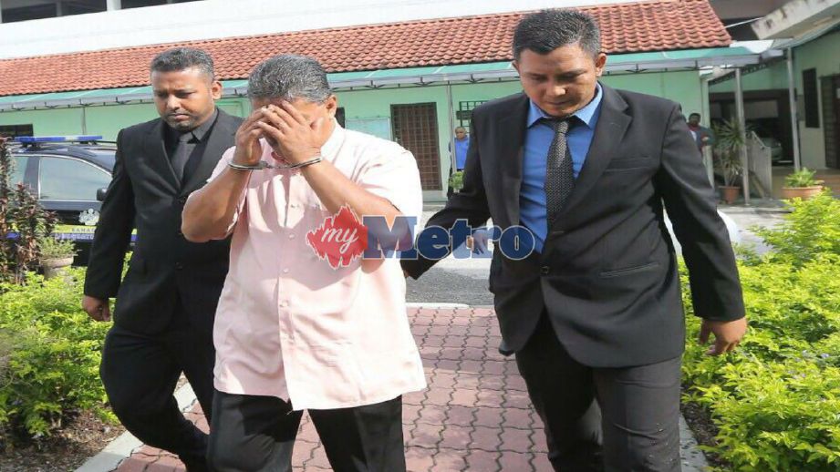 Ahmad Saliman dibawa Pegawai Suruhanjaya Pencegahan Rasuah Malaysia (SPRM) ke Mahkamah Sesyen Ipoh. FOTO Abdullah Yusof 