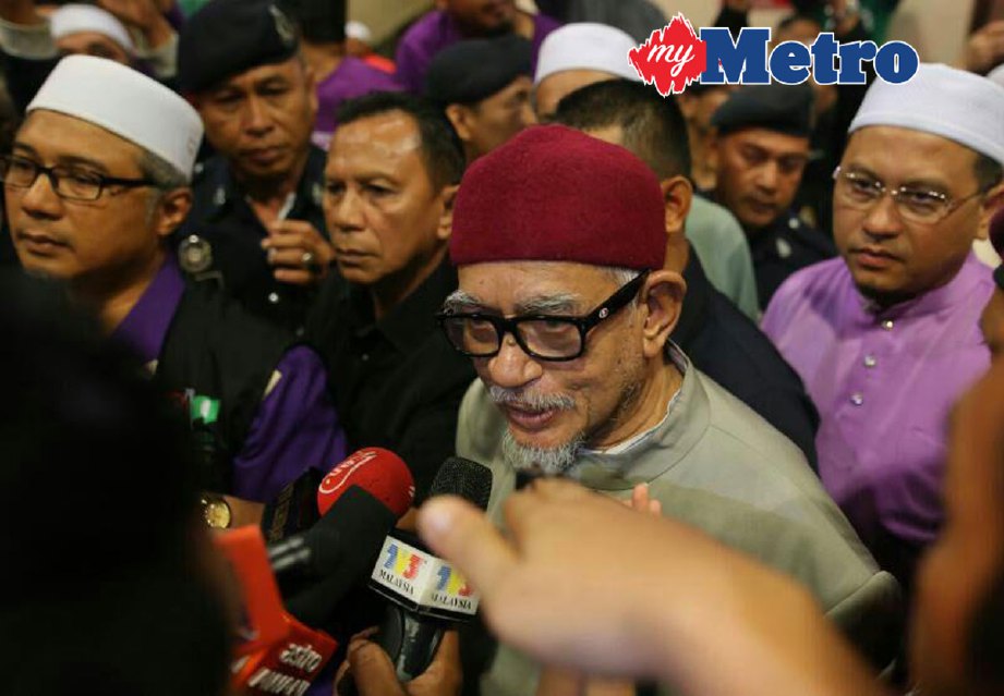 Abdul Hadi menjawab pertanyaan wartawan sebaik tiba di Lapangan Terbang Sultan Mahmud, malam tadi. FOTO Zaid Salim