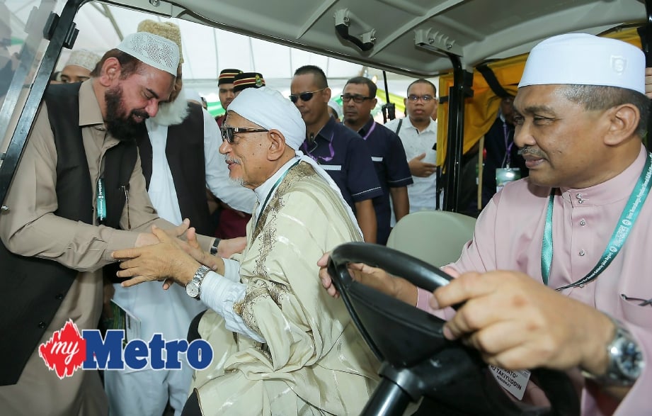 Abdul Hadi bersalaman dengan tetamu asing selepas merasmikan Ijtima Antarabangsa Perpaduan Ummah kali Keempat (Rantau Asia) di Dataran Stadium Sultan Muhammad ke IV. FOTO Fathil Asri 