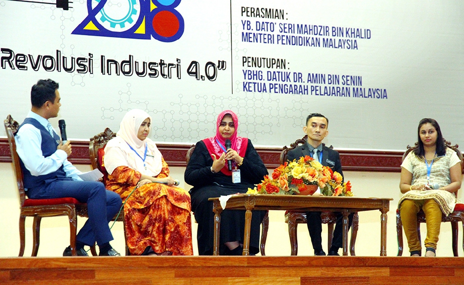 BARISAN finalis Hadiah Guru Global, Yasmin Noorul Amin (bermula dua dari kiri), Noorjahan, Mohd Sirhajwan dan Vanesri Kasi bersama moderator, Dr Ghazali Taib (kiri) dalam program Bicara Inovasi.