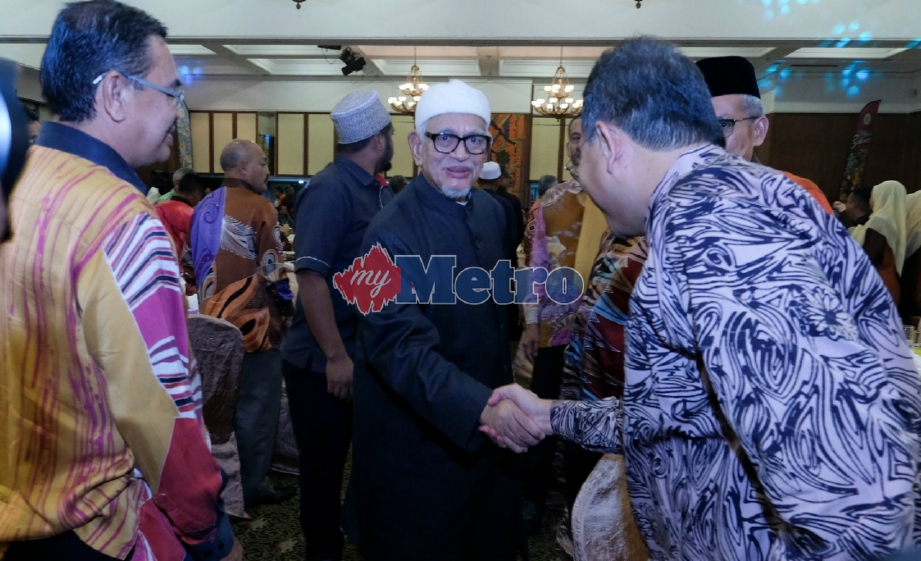 ABDUL Hadi bersalaman dengan tetamu ketika menghadiri Majlis Ramah Mesra dan Makan Malam Menteri Besar, Dr Ahmad Samsuri Mokhtar Bersama Ketua Jabatan Negeri/Persekutuan di Kuala Terengganu, malam ini.