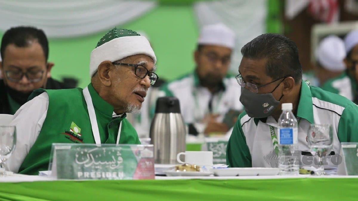 ABDUL Hadi (kiri) kelihatan bercakap sesuatu dengan Takiyuddin pada Muktamar Tahunan PAS kali ke-67. FOTO Ghazali Kori.