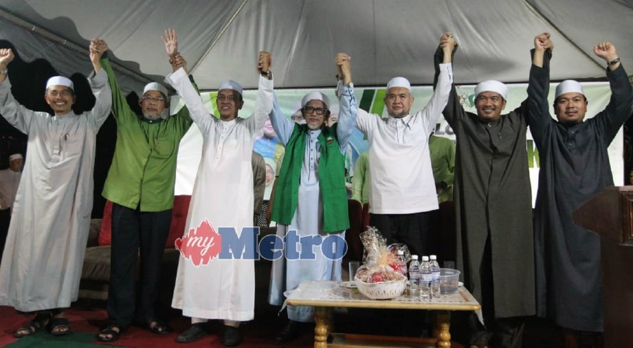 ABDUL Hadi (tengah) bersama pemimpin tertinggi PAS selepas ucapan perasmian Himpunan Gelombang Hijau PRU-14 di Seri Iskandar, malam ini. FOTO L Manimaran 