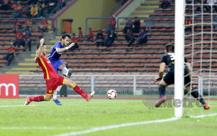 HADIN (dua kiri) menjaringkan gol kemenangan FELDA United di Stadium Shah Alam. — FOTO Roslin Mat Tahir