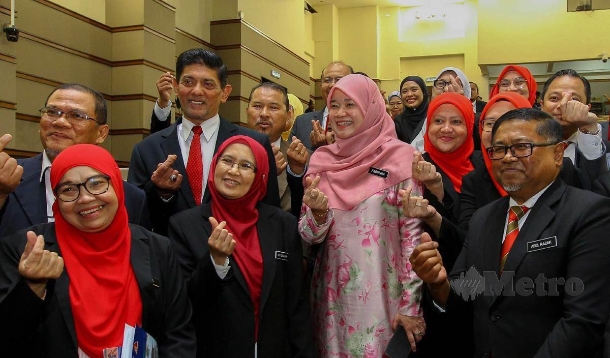 FADHLINA (tengah) bergambar bersama kakitangan Institut Aminuddin Baki pada Majlis Perasmian Seminar Membangunkan Malaysia Madani: Peranan Sektor Pendidikan di Institut Aminuddin Baki, Bandar Enstek. FOTO Azrul Edham