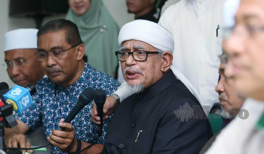 ABDUL Hadi Awang pada sidang media keputusan mesyuarat khas AJK PAS pusat mengenai perkembangan politik semasa di Pejabat PAS, Kuala Lumpur. FOTO Rohanis Shukri