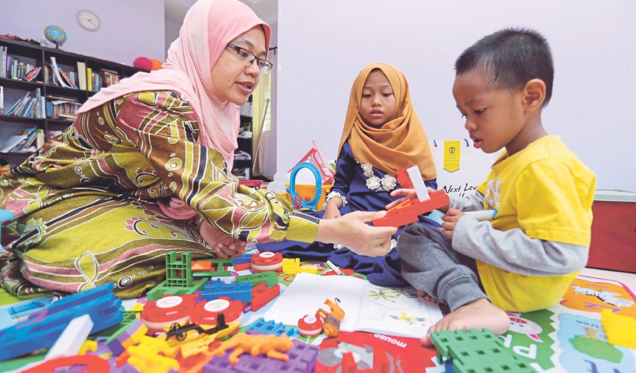 ISTIKAMAH bermain bersama dua anaknya Nurul Khatimah dan Ilham Habibi sambil memasukkan bacaan al-Quran ketika bermain.